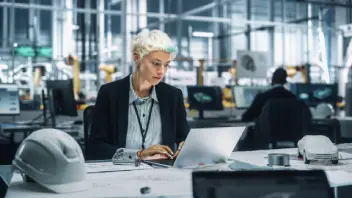 Image d'une femme travaillant sur son ordinateur portable.