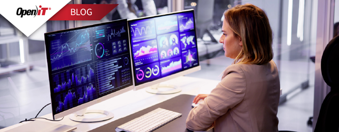 una mujer profesional monitorea dos pantallas en las que se muestran cuadros de mando y análisis de software, que representan las estrategias FinOps para la optimización de costes de TI y la gestión de activos de software en un entorno de oficina moderno.
