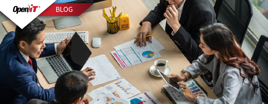 Une équipe de professionnels analysant des tableaux et des graphiques lors d'une réunion stratégique, mettant en avant les solutions d'Open iT en matière d'achat de logiciels pour optimiser les achats de licences et aligner les dépenses informatiques sur les objectifs de l'entreprise.