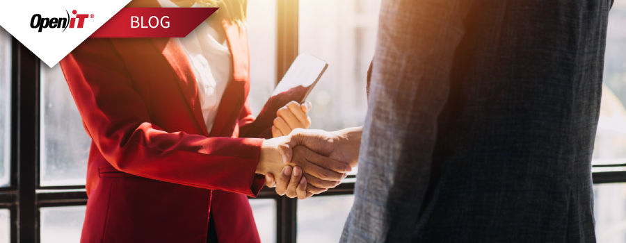 profissionais de negócios a apertarem as mãos num escritório luminoso, representando as soluções de licenciamento de software da open it que reforçam as parcerias, garantem a conformidade e optimizam os investimentos em software.